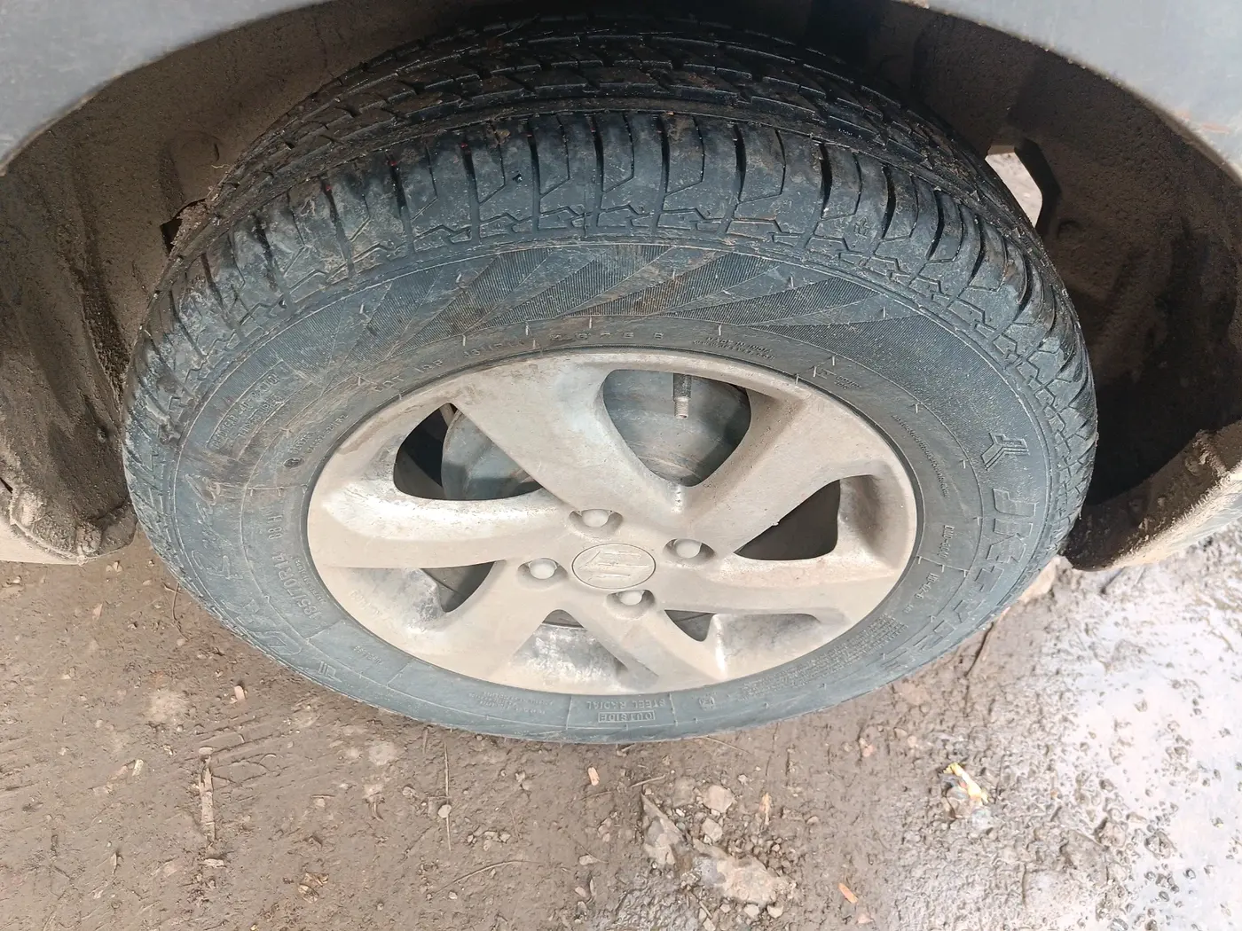 2014 Maruti Swift Dzire LXI, CNG, Manual, 1,46,039 km, tyre