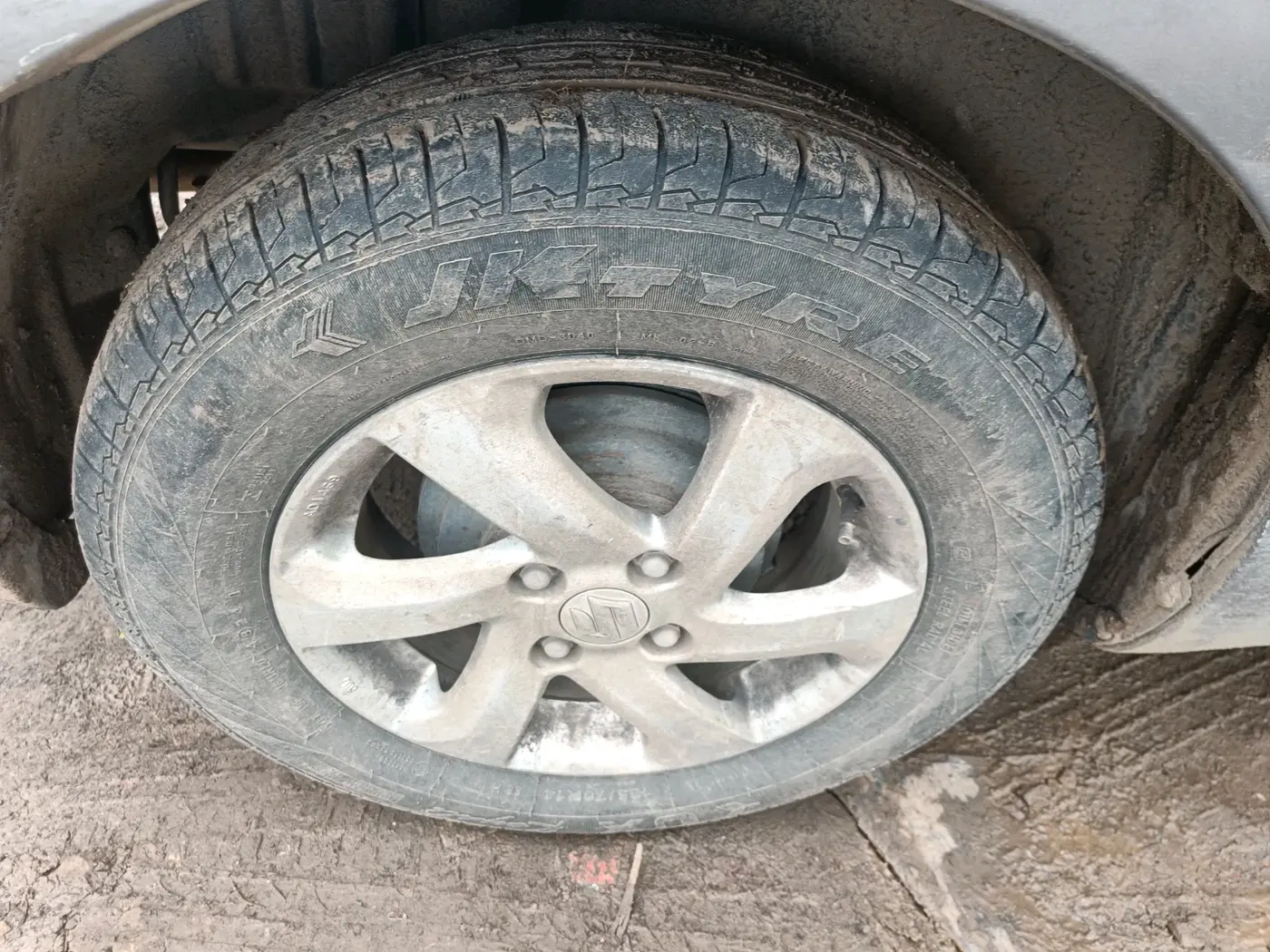2014 Maruti Swift Dzire LXI, CNG, Manual, 1,46,039 km, tyre