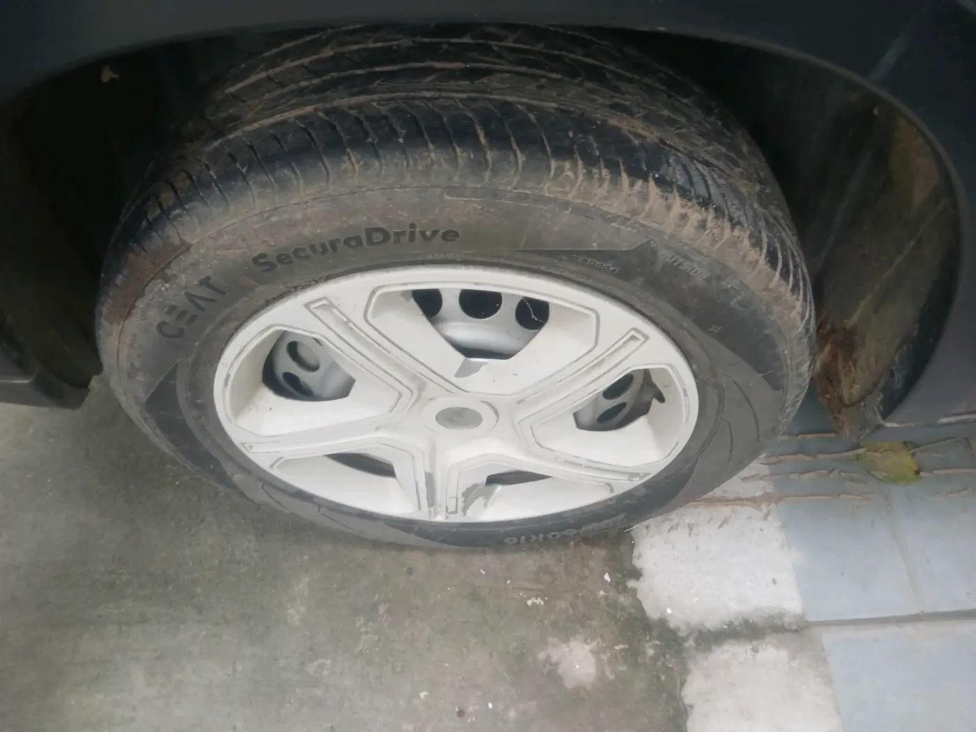 2022 Maruti Vitara Brezza LXI, Petrol, Manual, 7,063 km, tyre