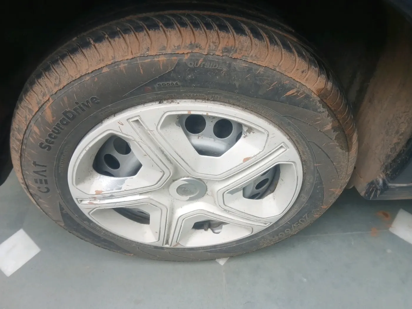 2022 Maruti Vitara Brezza LXI, Petrol, Manual, 7,063 km, tyre