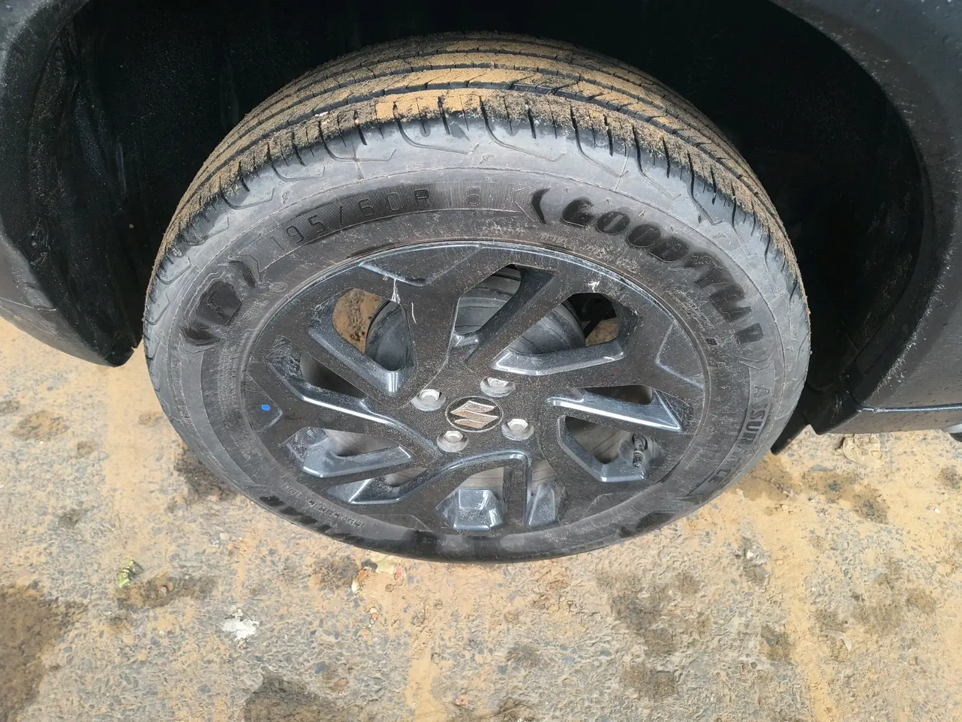 2024 Maruti FRONX ZETA 1.0L TURBO 6 AT, Petrol, Automatic, 10,872 km, tyre