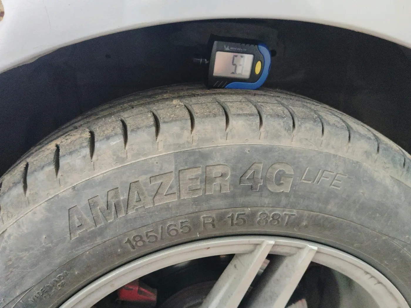 2017 Maruti Swift LXI (O), CNG, Manual, 96,899 km, tyre
