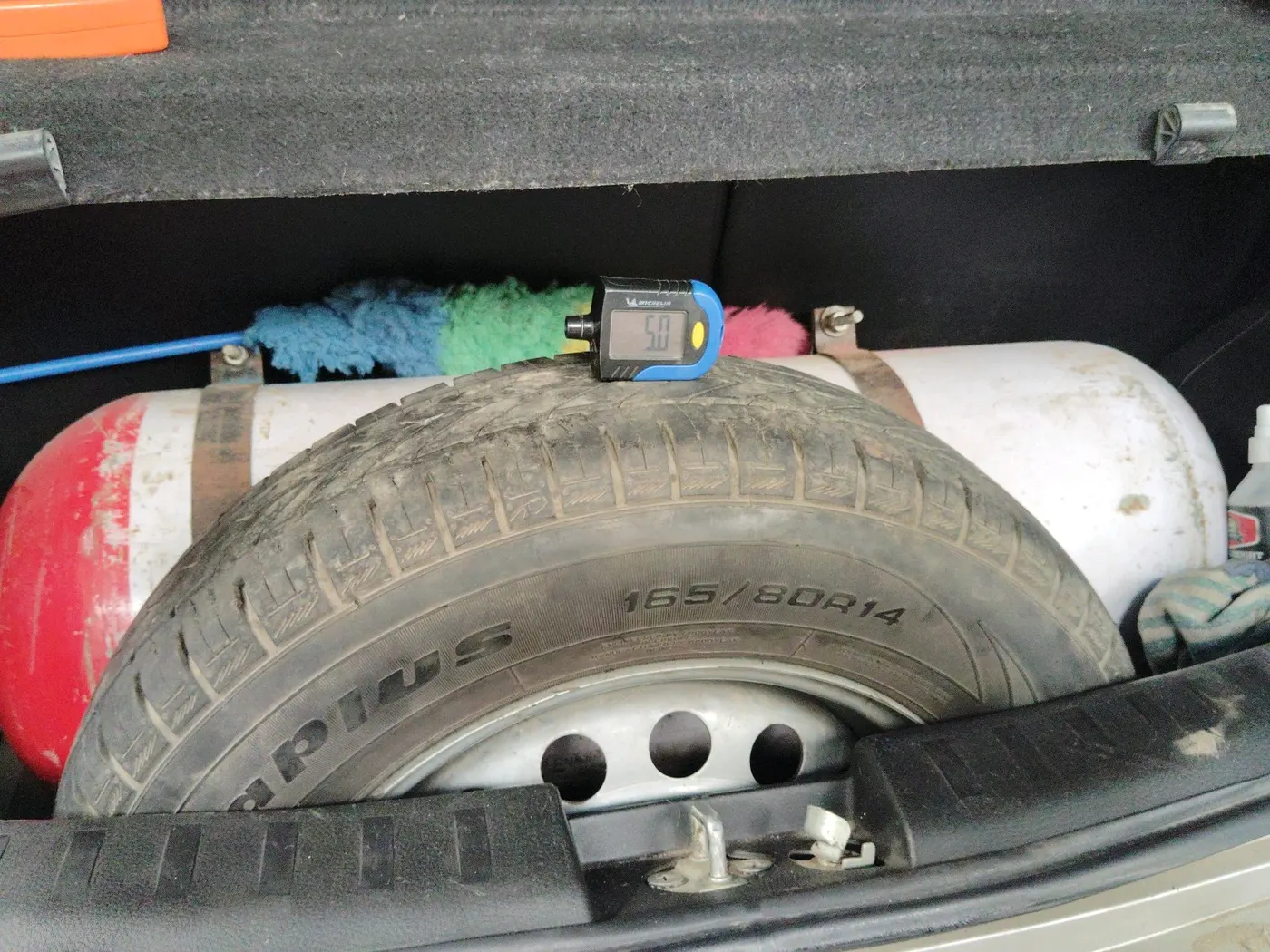 2017 Maruti Swift LXI (O), CNG, Manual, 96,899 km, tyre