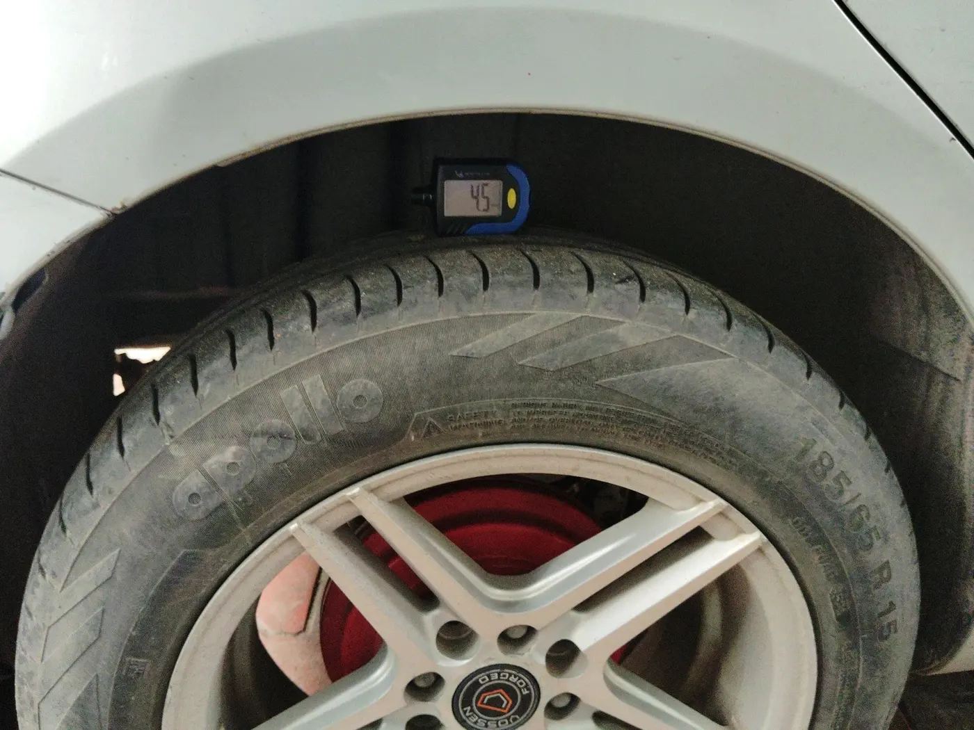 2017 Maruti Swift LXI (O), CNG, Manual, 96,899 km, tyre