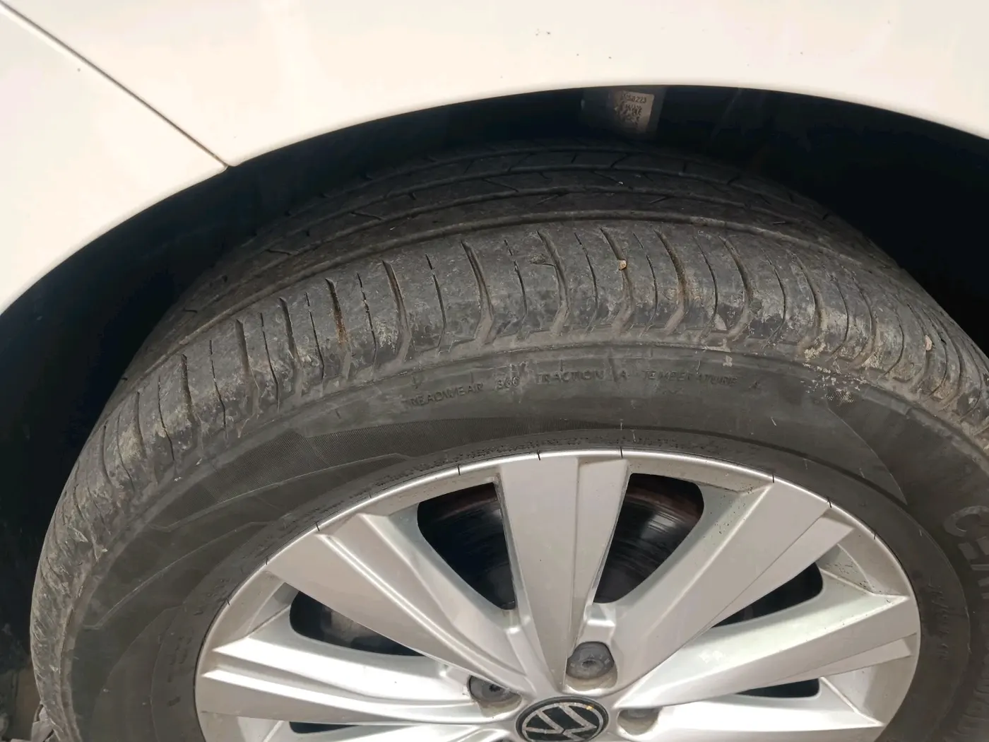 2023 Volkswagen VIRTUS HIGHLINE TSI 1.0 AT, Petrol, Automatic, 20,025 km, tyre