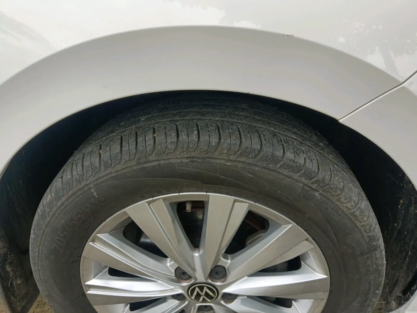 2023 Volkswagen VIRTUS HIGHLINE TSI 1.0 AT, Petrol, Automatic, 20,025 km, tyre