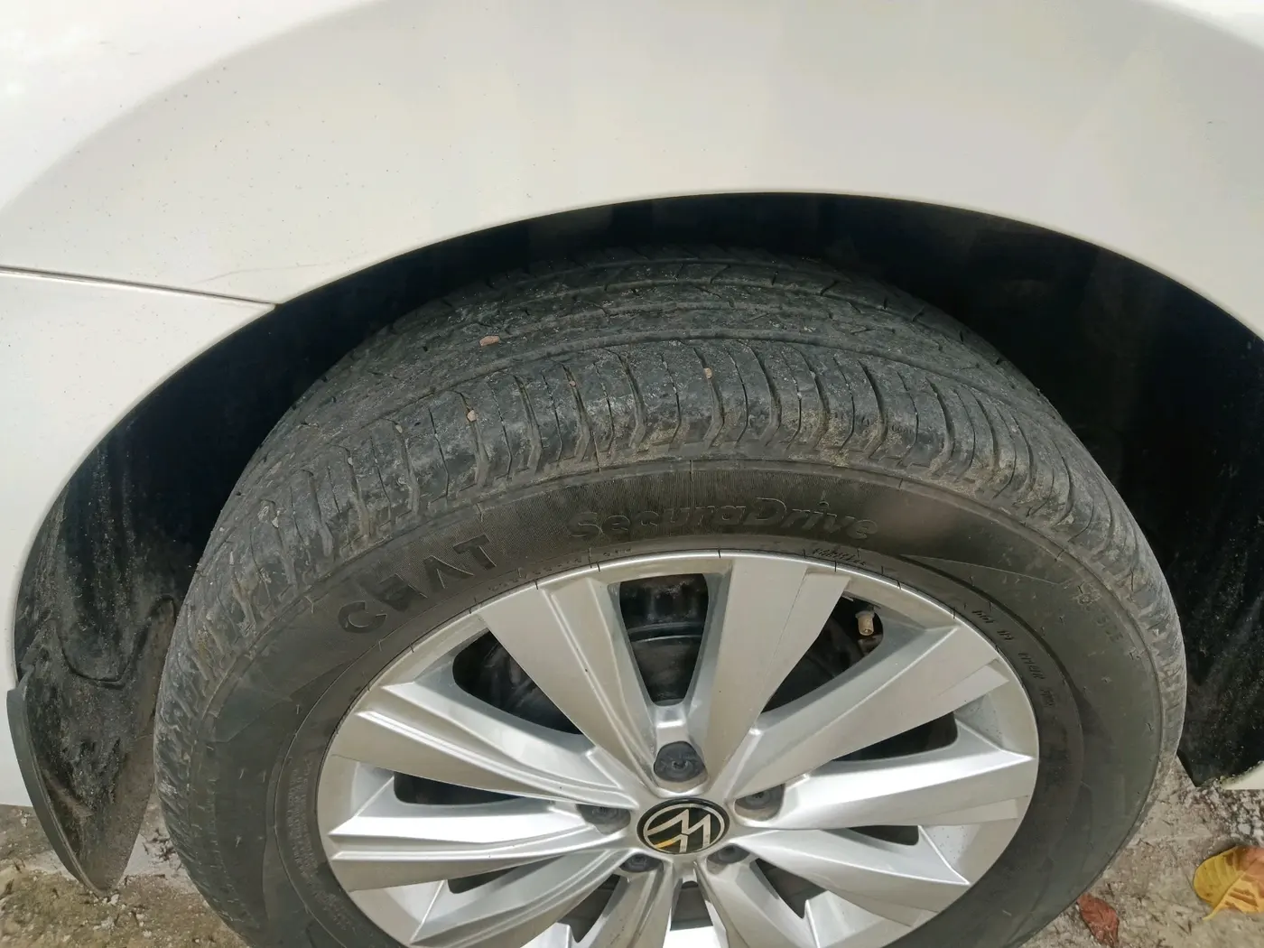 2023 Volkswagen VIRTUS HIGHLINE TSI 1.0 AT, Petrol, Automatic, 20,025 km, tyre