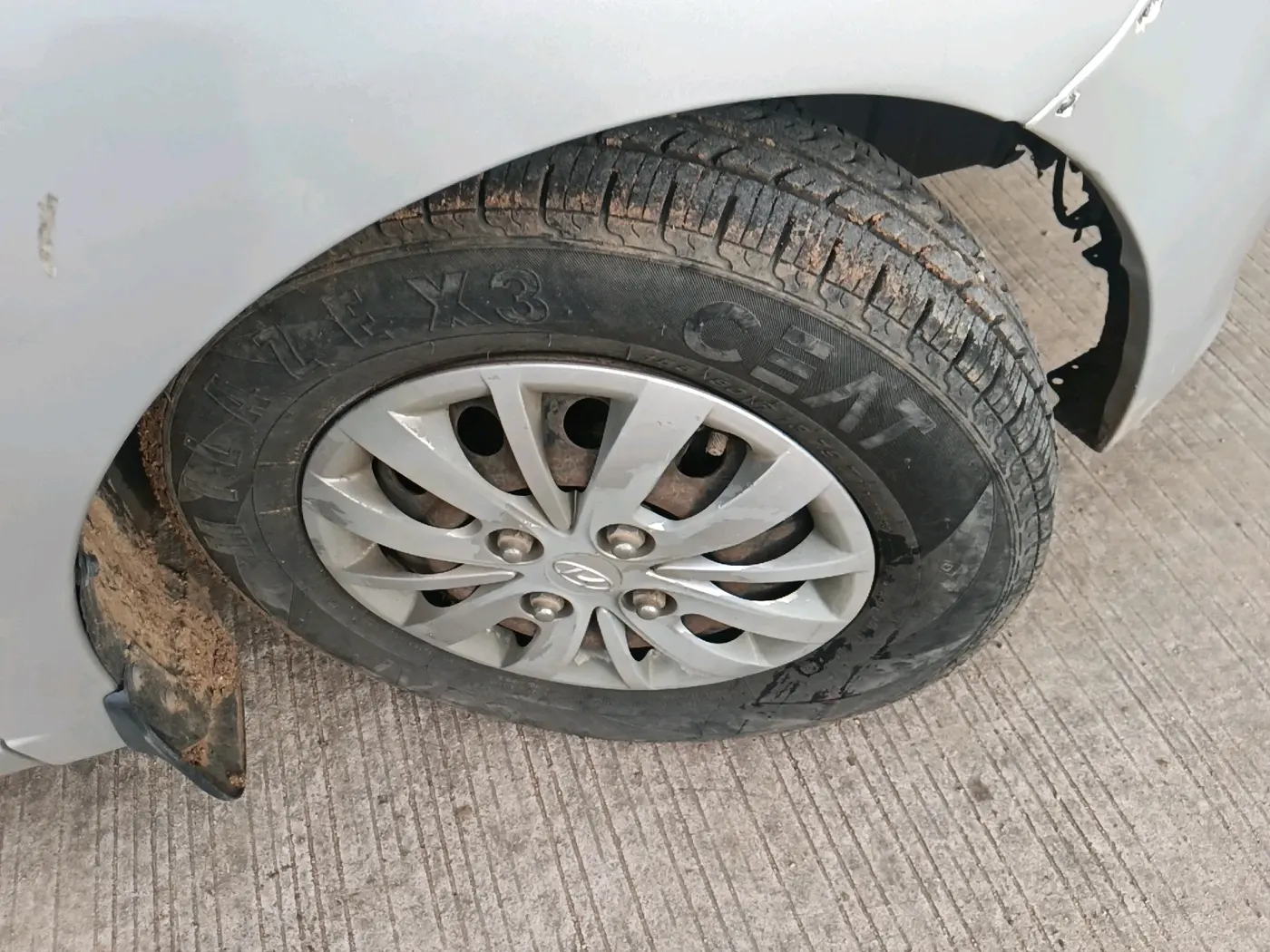 2014 Hyundai i10 SPORTZ 1.1, Petrol, Manual, 74,103 km, tyre