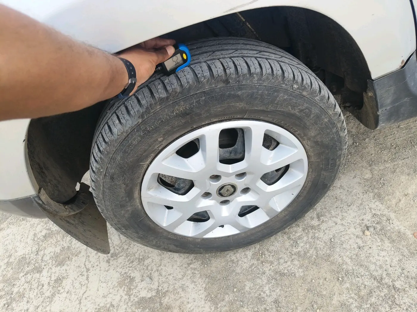 2017 Renault Duster RXL PETROL, CNG, Manual, 1,05,429 km, tyre