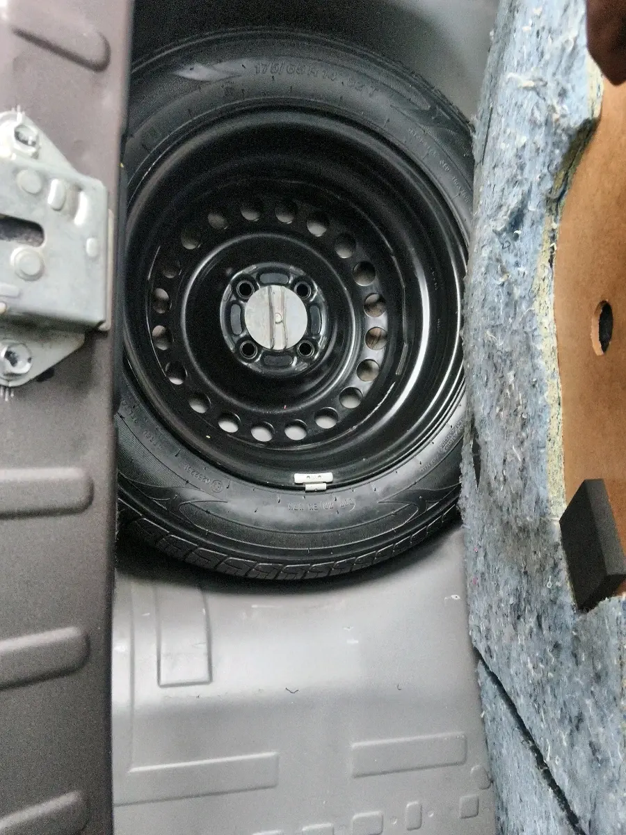 2017 Honda Brio VX AT, Petrol, Automatic, 40,330 km, tyre
