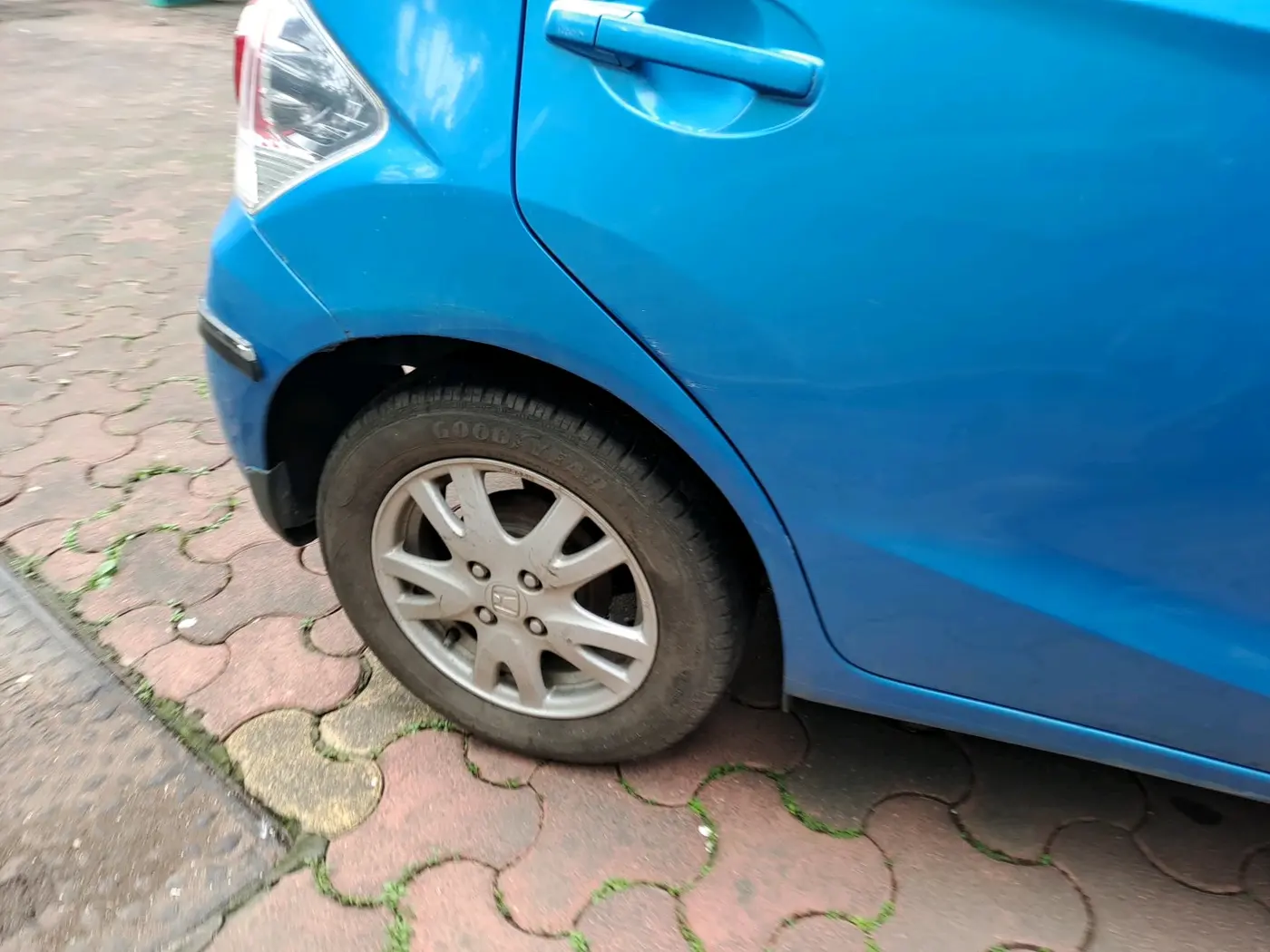 2014 Honda Brio VX AT, Petrol, Automatic, 30,837 km, tyre