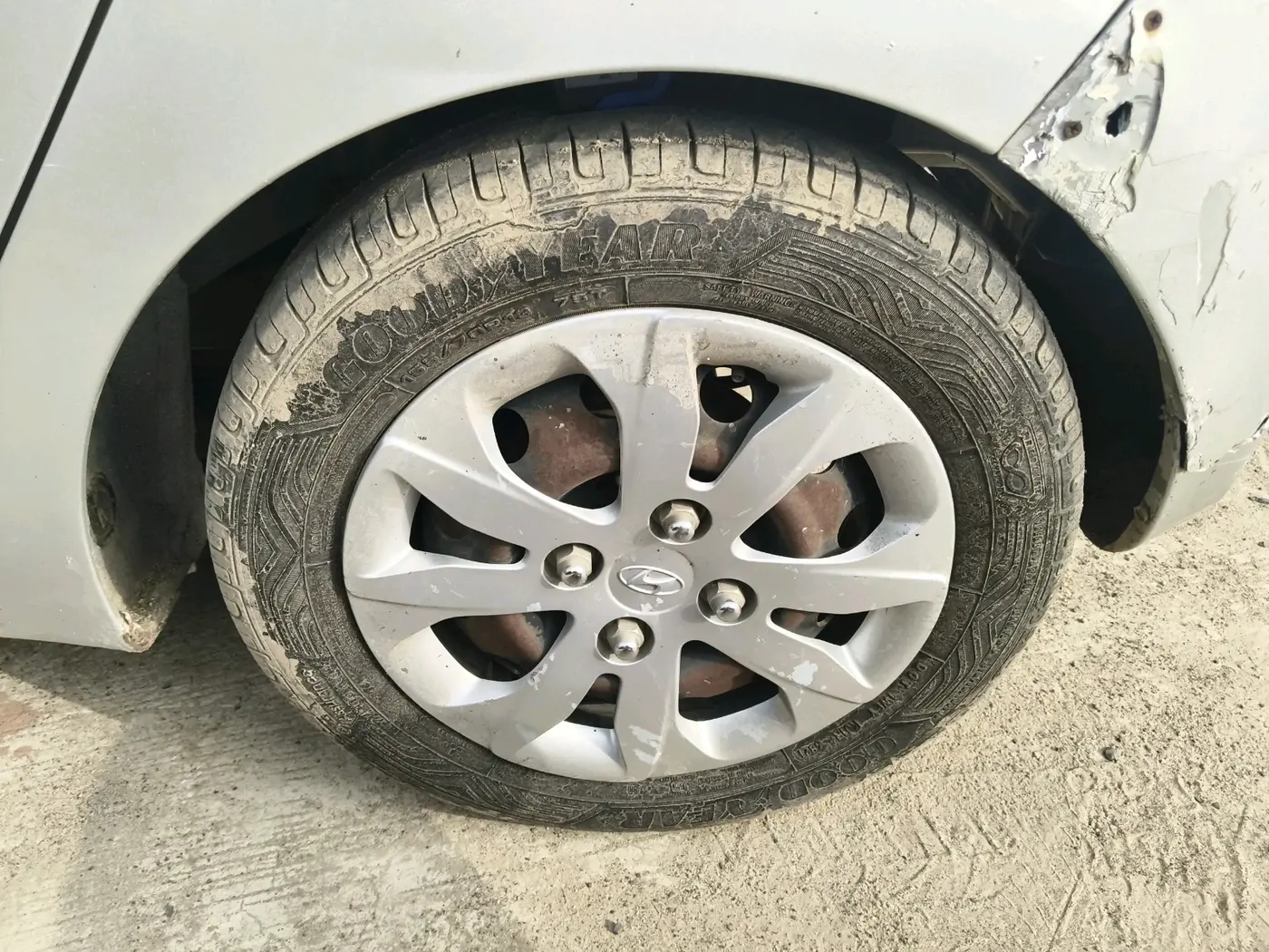 2015 Hyundai Eon MAGNA +, CNG, Manual, 93,072 km, tyre