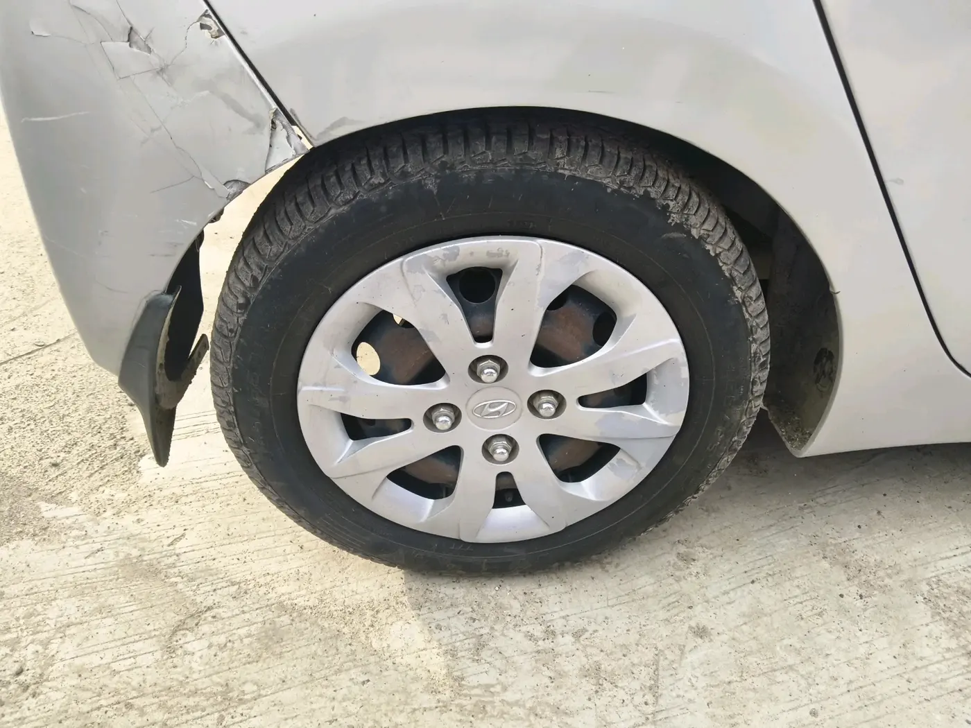 2015 Hyundai Eon MAGNA +, CNG, Manual, 93,072 km, tyre