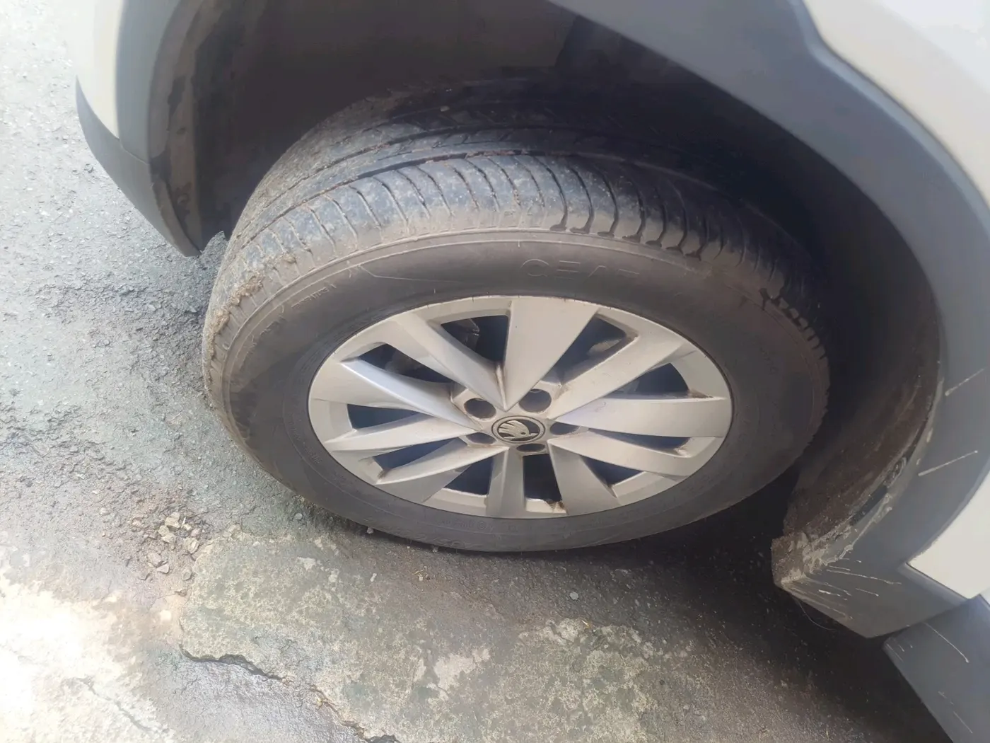 2026 Skoda Kylaq Signature AT, Petrol, Automatic, 4,392 km, tyre