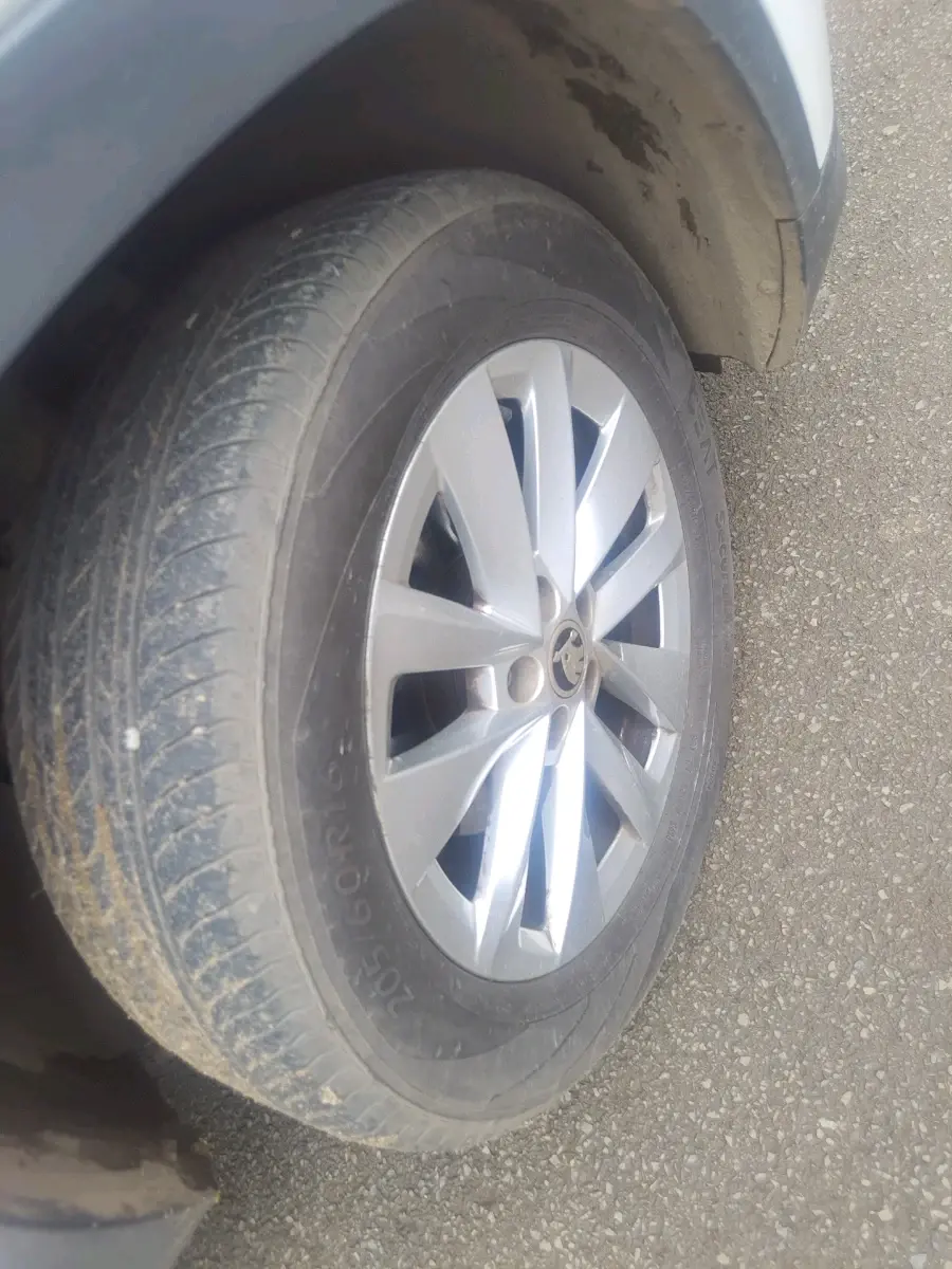 2026 Skoda Kylaq Signature AT, Petrol, Automatic, 4,392 km, tyre