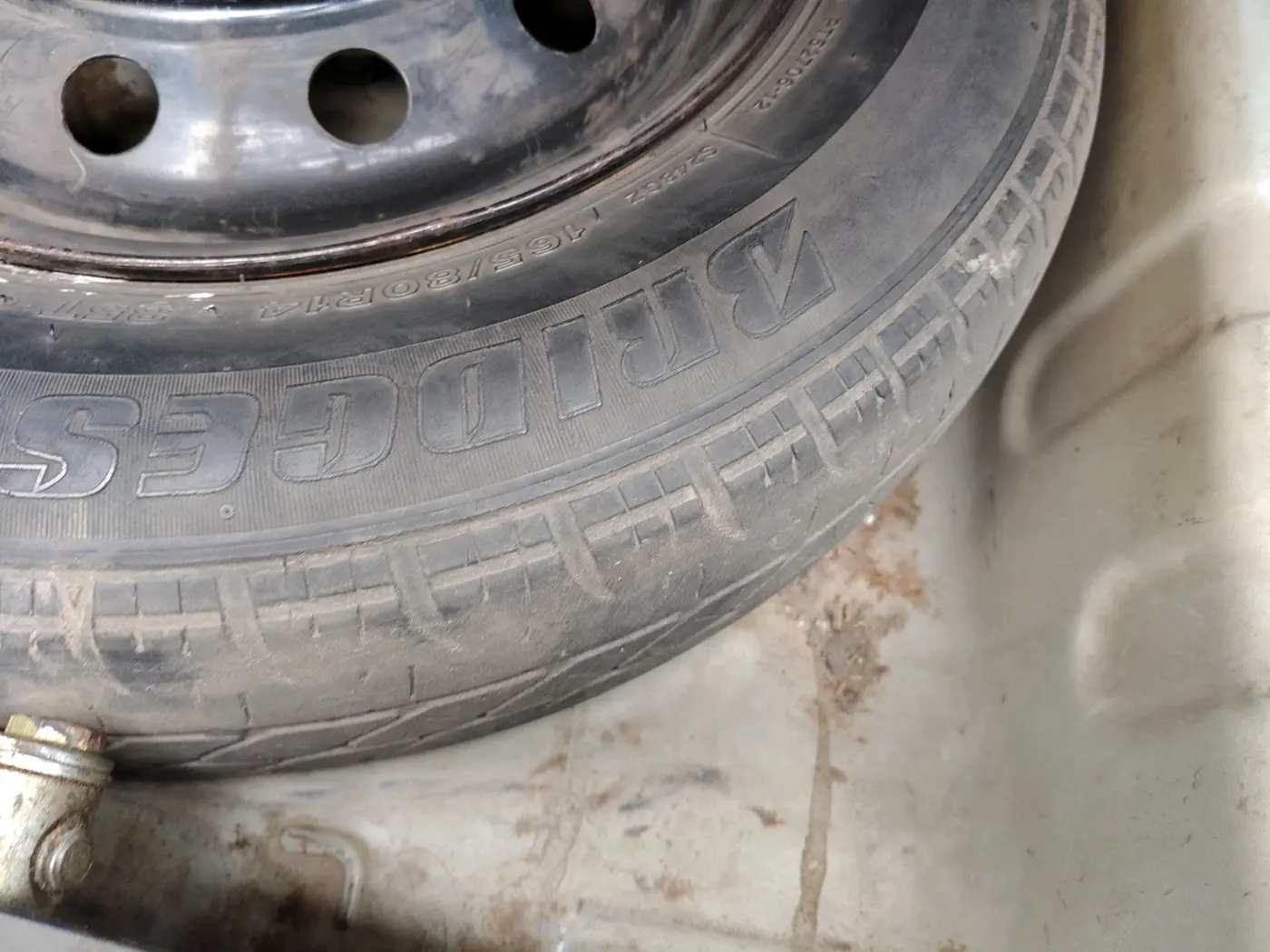 2011 Maruti Swift Dzire VDI, Diesel, Manual, 1,42,286 km, tyre