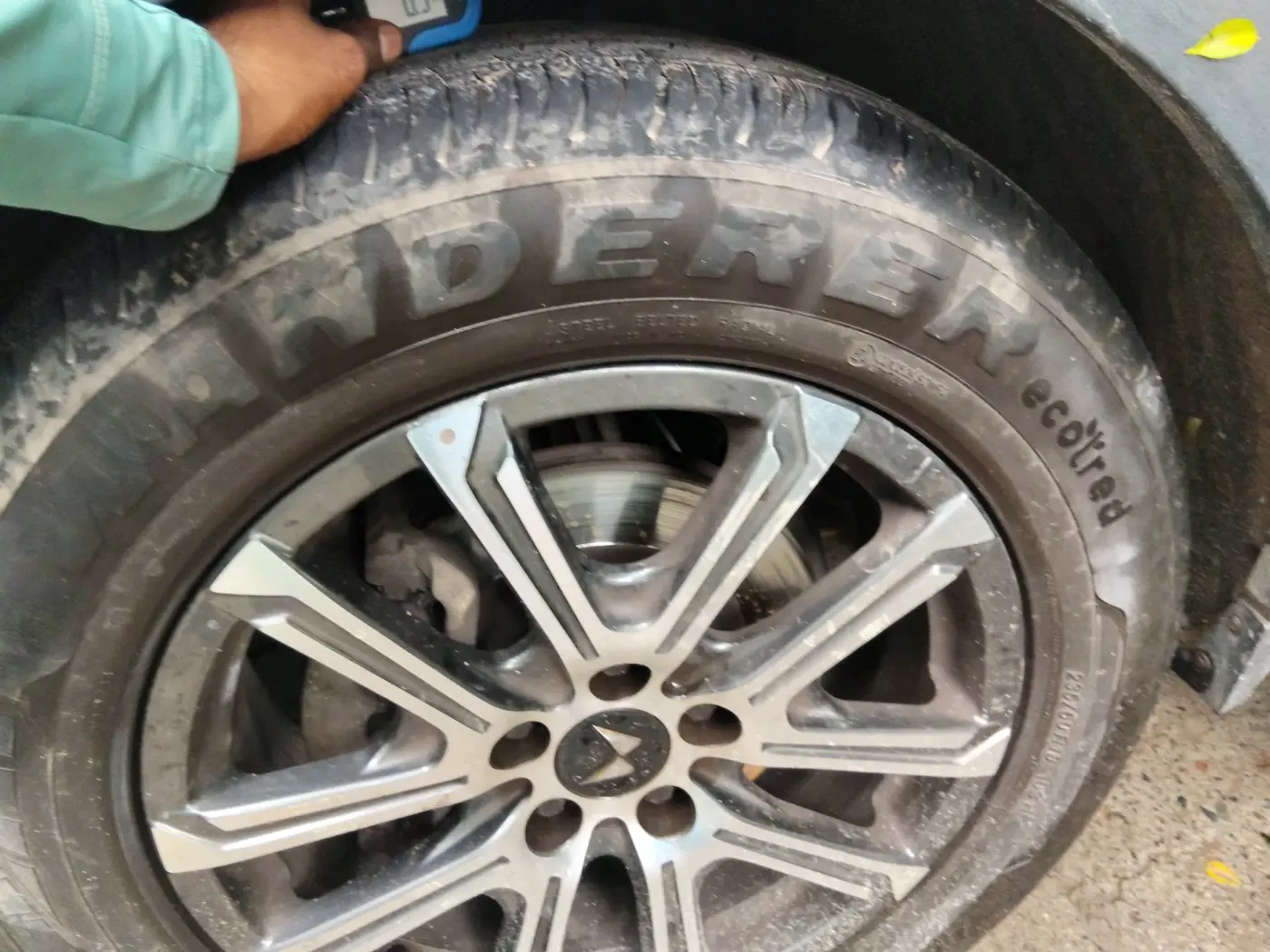 2024 Mahindra XUV700 AX 7 D AT 7 STR, Diesel, Automatic, 37,453 km, tyre