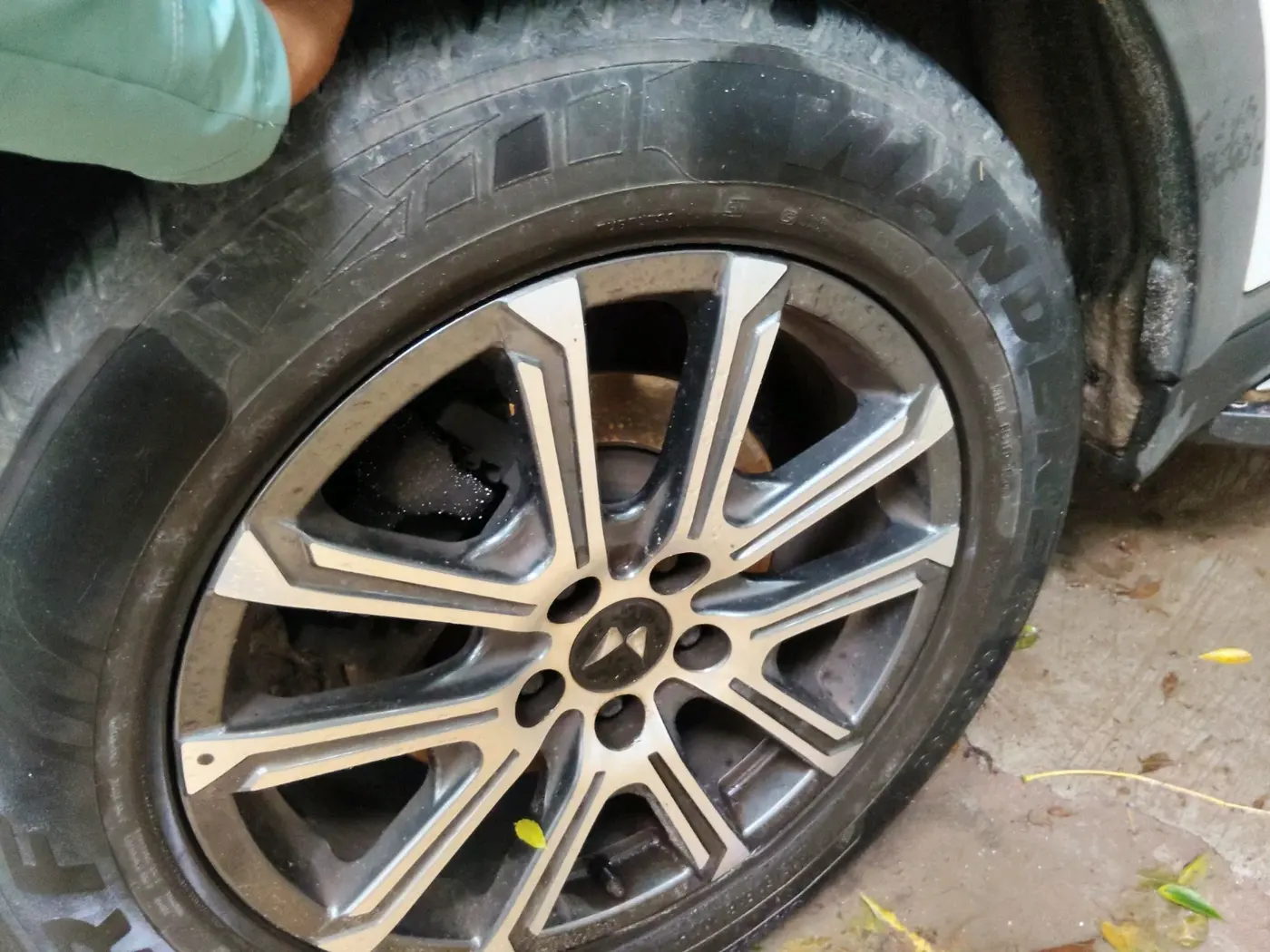 2024 Mahindra XUV700 AX 7 D AT 7 STR, Diesel, Automatic, 37,453 km, tyre