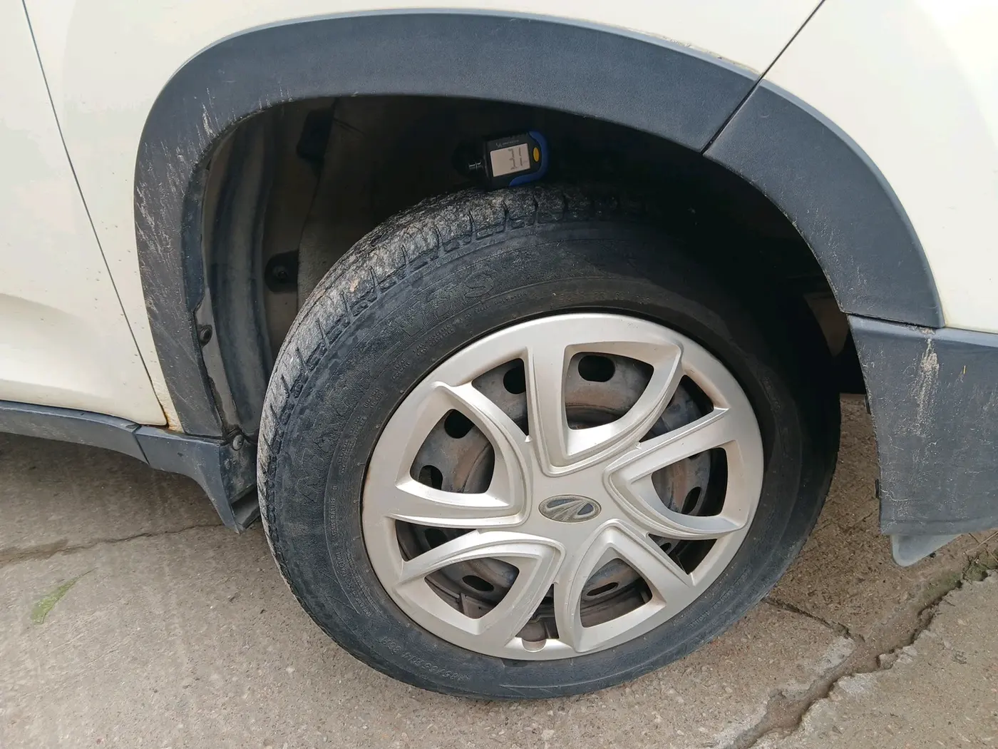 2016 Mahindra Kuv100 K4 D 6 STR, Diesel, Manual, 34,977 km, tyre