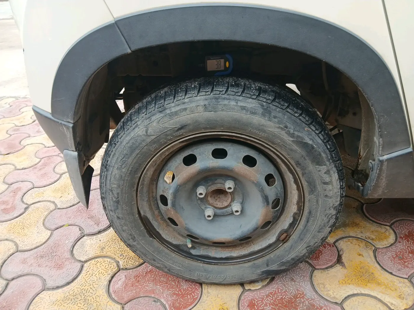 2016 Mahindra Kuv100 K4 D 6 STR, Diesel, Manual, 34,977 km, tyre