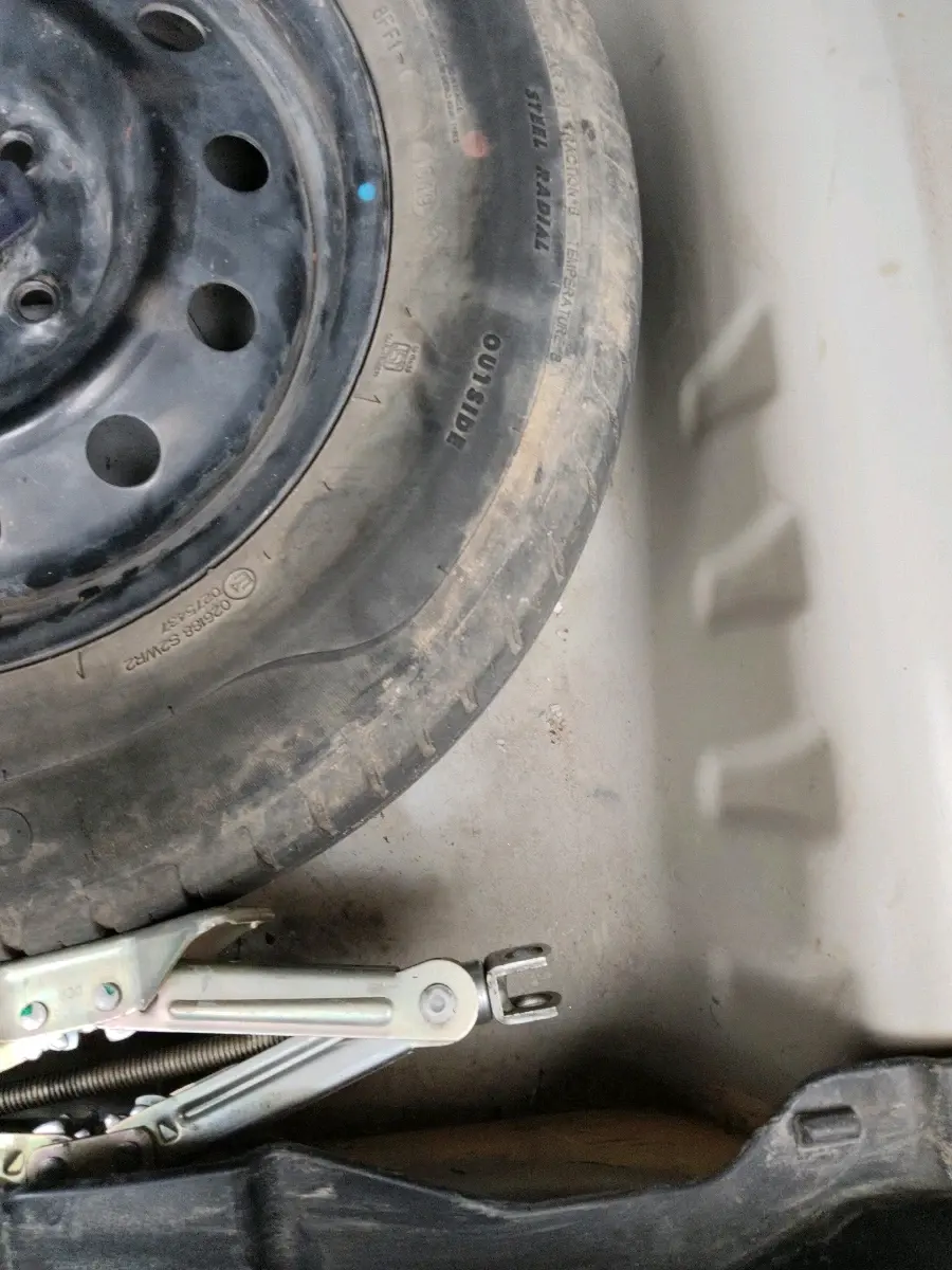 2019 Maruti Dzire VXI AMT, Petrol, Automatic, 75,832 km, tyre