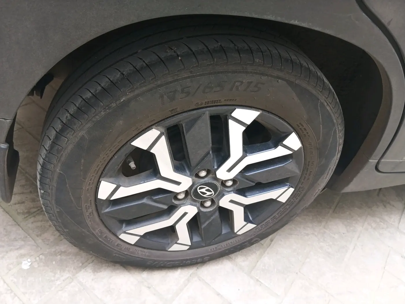 2024 Hyundai EXTER SX(O) CONNECT 1.2 AMT DUAL TONE, Petrol, Automatic, 13,265 km, tyre