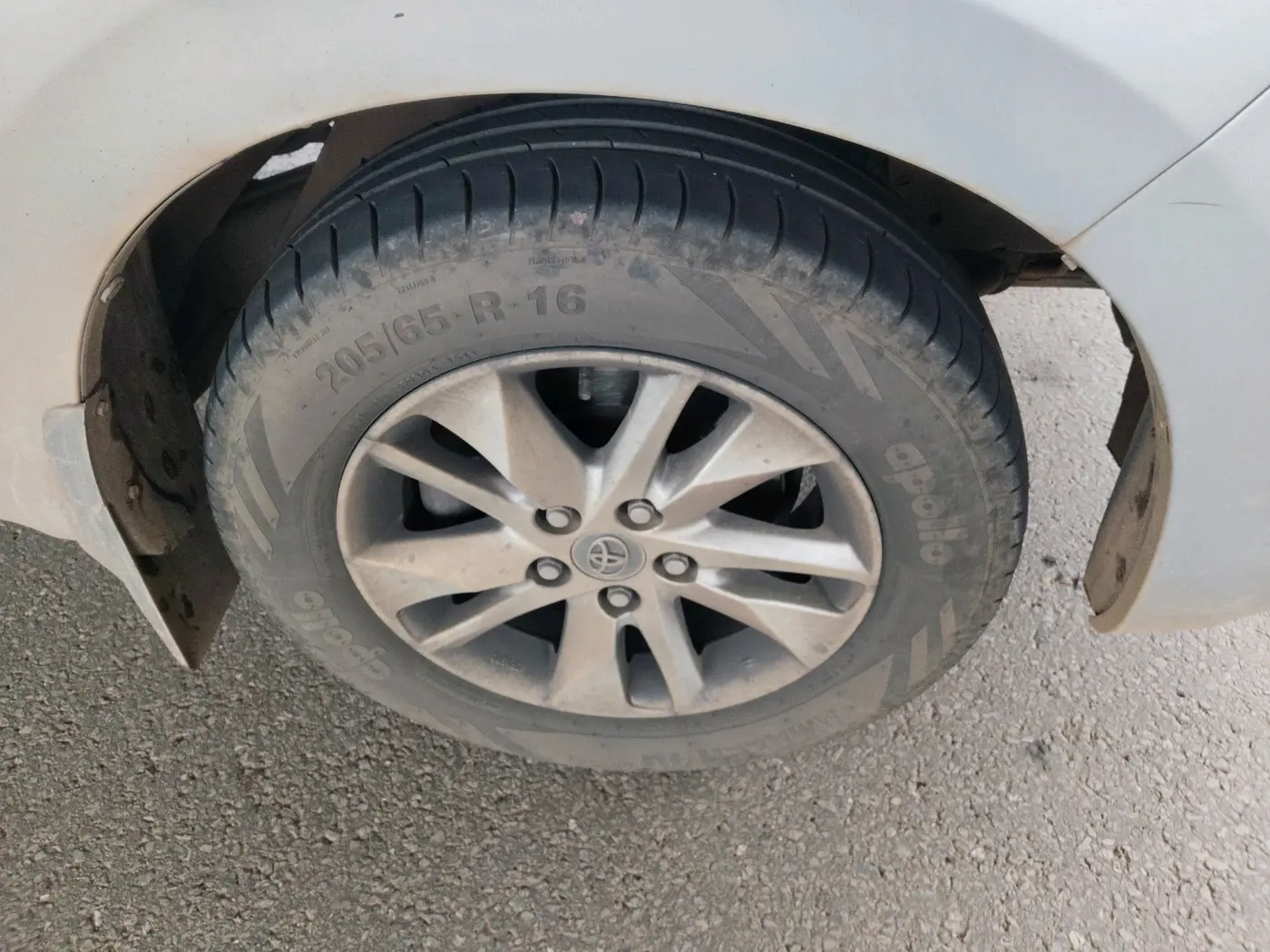 2018 Toyota Innova Crysta 2.4 VX 8 STR, Diesel, Manual, 2,34,180 km, tyre