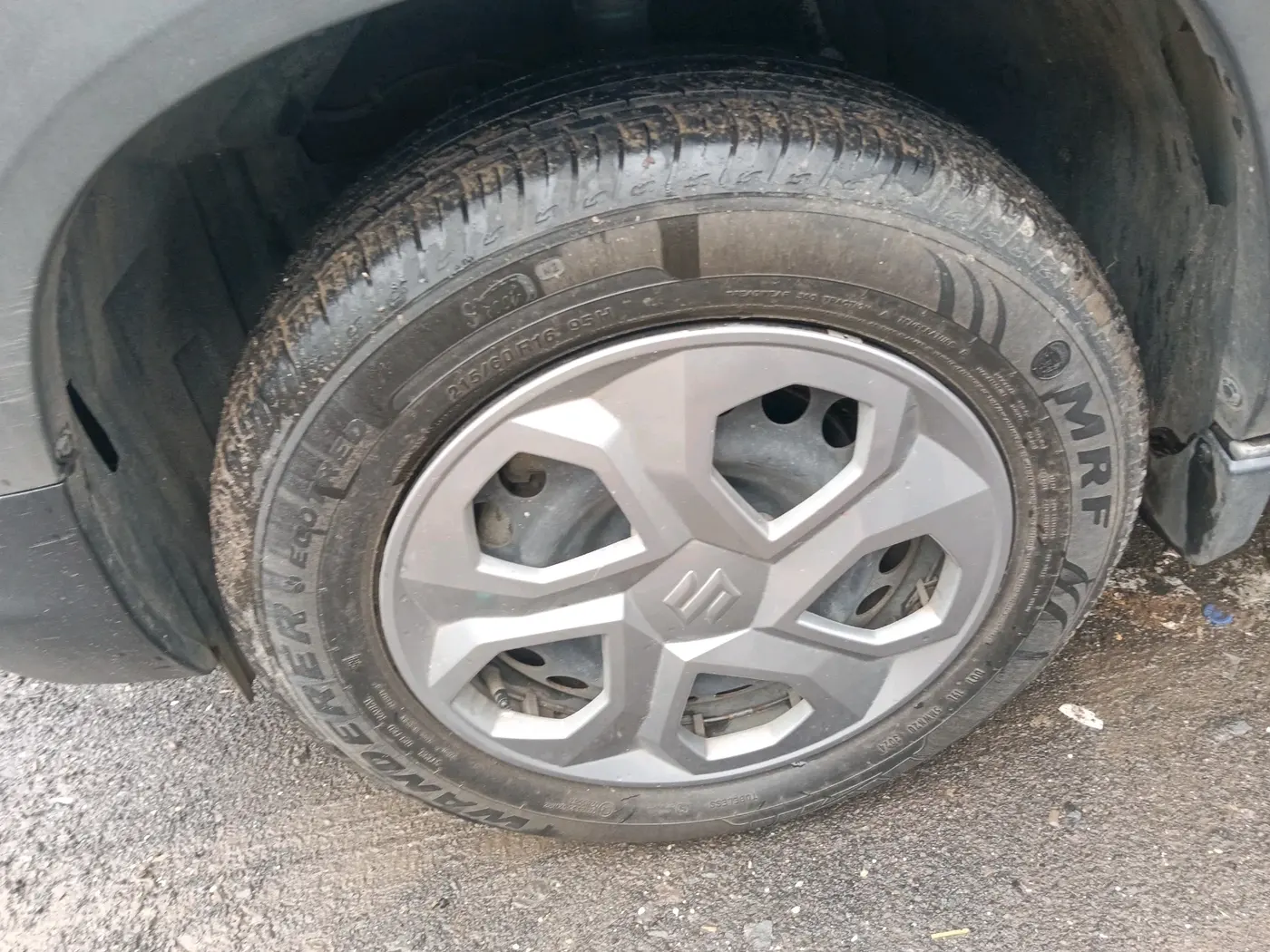 2024 Maruti BREZZA VXI AT SMART HYBRID, Petrol, Automatic, 3,632 km, tyre
