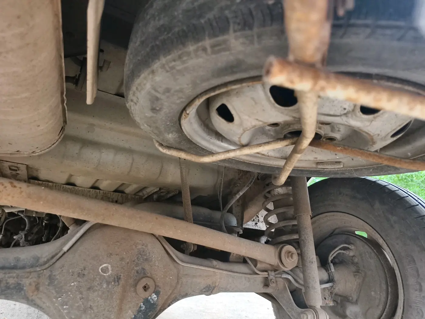 2016 Maruti Eeco 7 STR, CNG, Manual, 1,43,500 km, tyre