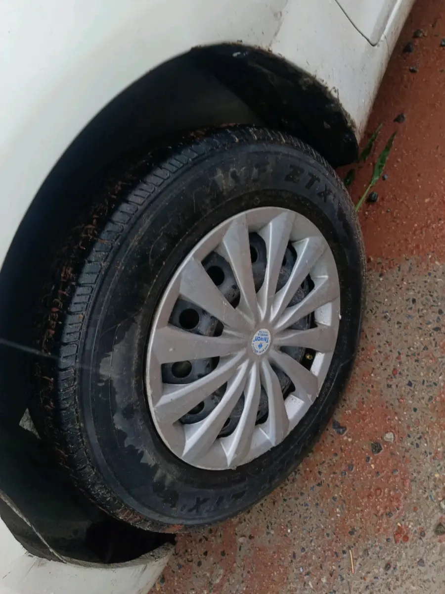 2013 Maruti Swift Dzire VXI, CNG, Manual, 98,895 km, tyre