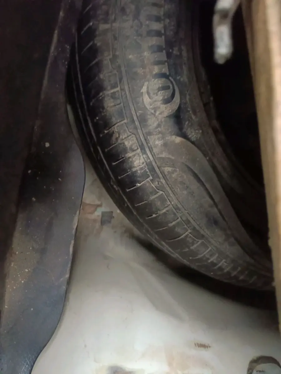 2013 Maruti Swift Dzire VXI, CNG, Manual, 98,895 km, tyre