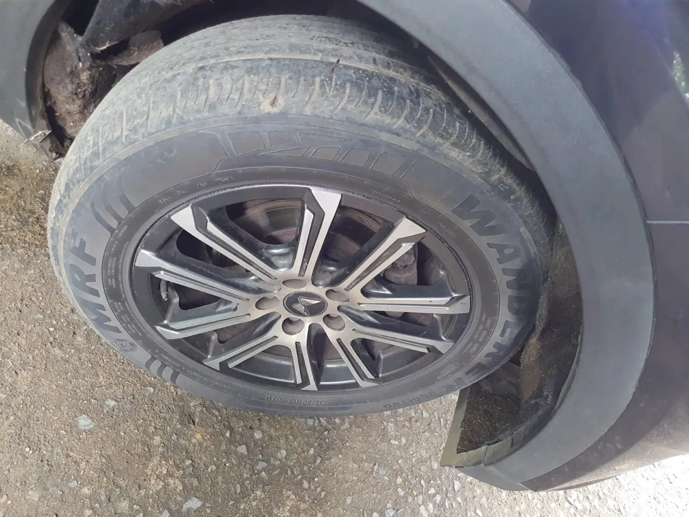 2022 Mahindra XUV700 AX 7 LUXURY D AT 7 STR, Diesel, Automatic, 1,31,054 km, tyre