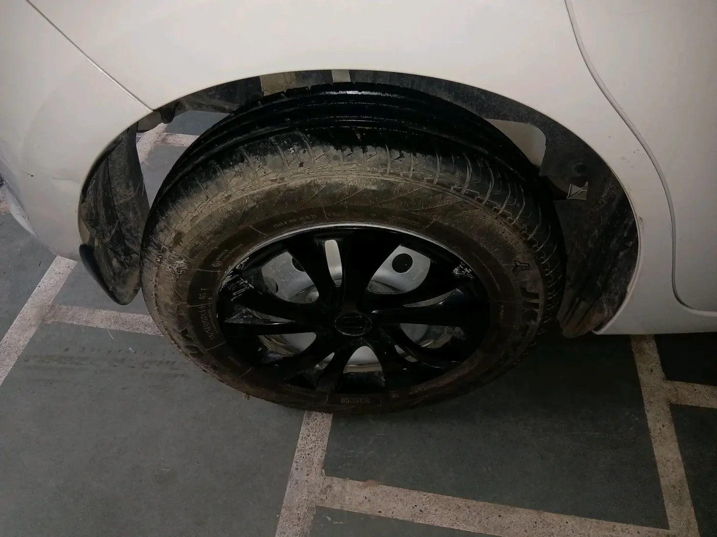2023 Maruti Swift LXI, Petrol, Manual, 18,907 km, tyre