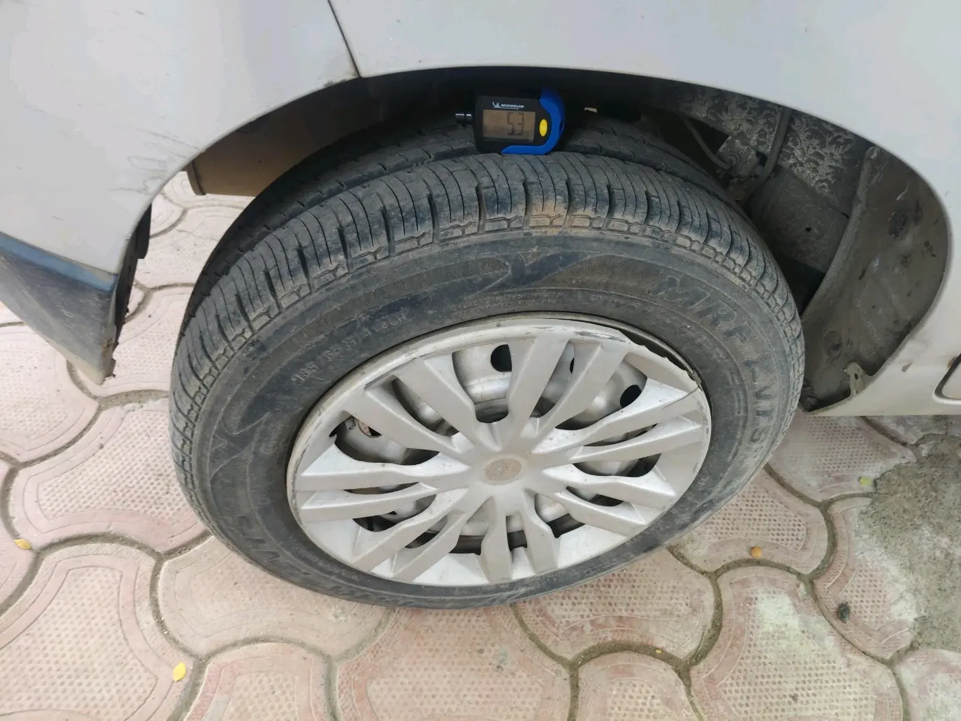 2017 Mahindra Kuv100 K2 6 STR, Petrol, Manual, 20,083 km, tyre