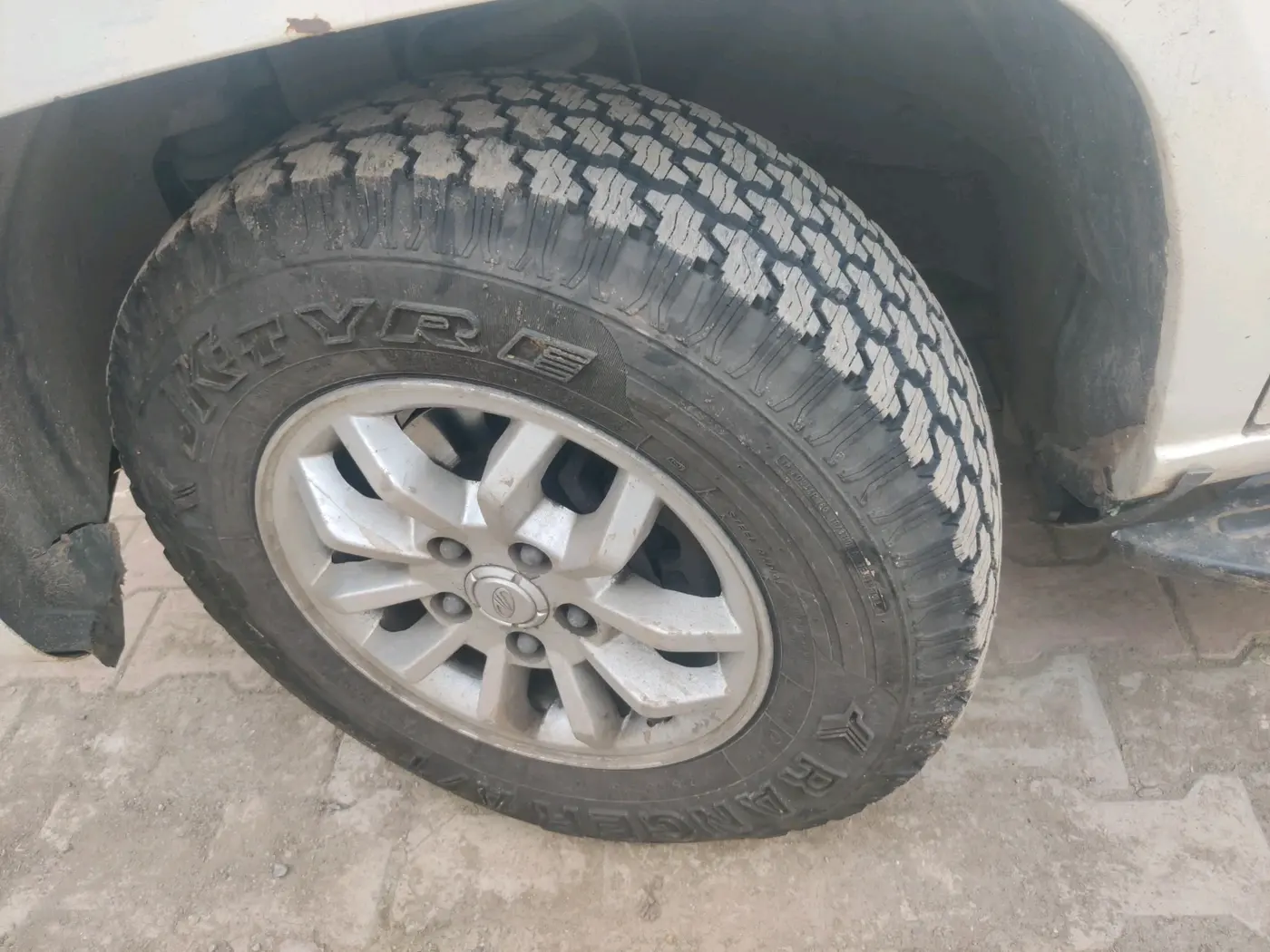 2017 Mahindra TUV300 T8, Diesel, Manual, 2,08,169 km, tyre
