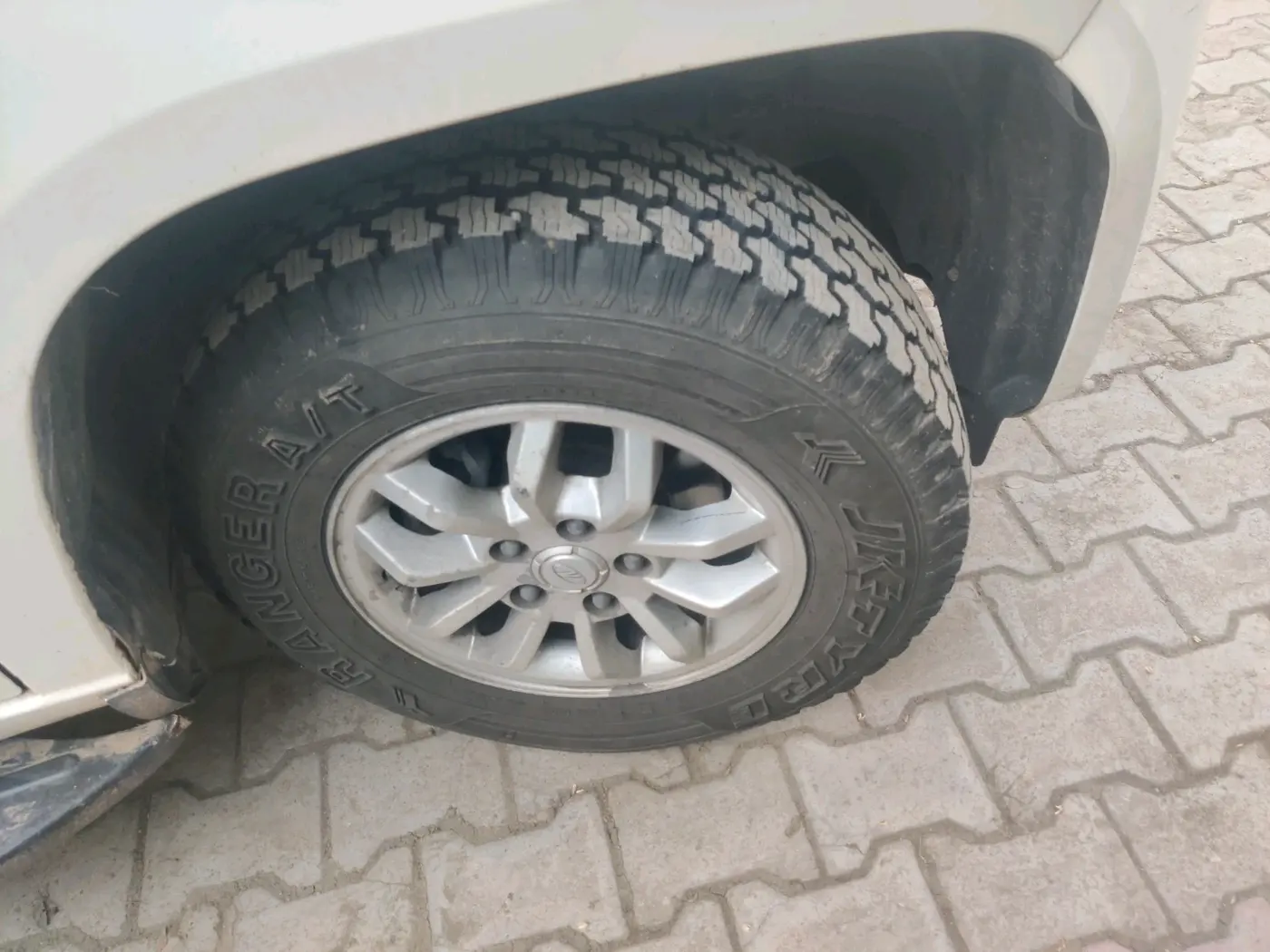 2017 Mahindra TUV300 T8, Diesel, Manual, 2,08,169 km, tyre