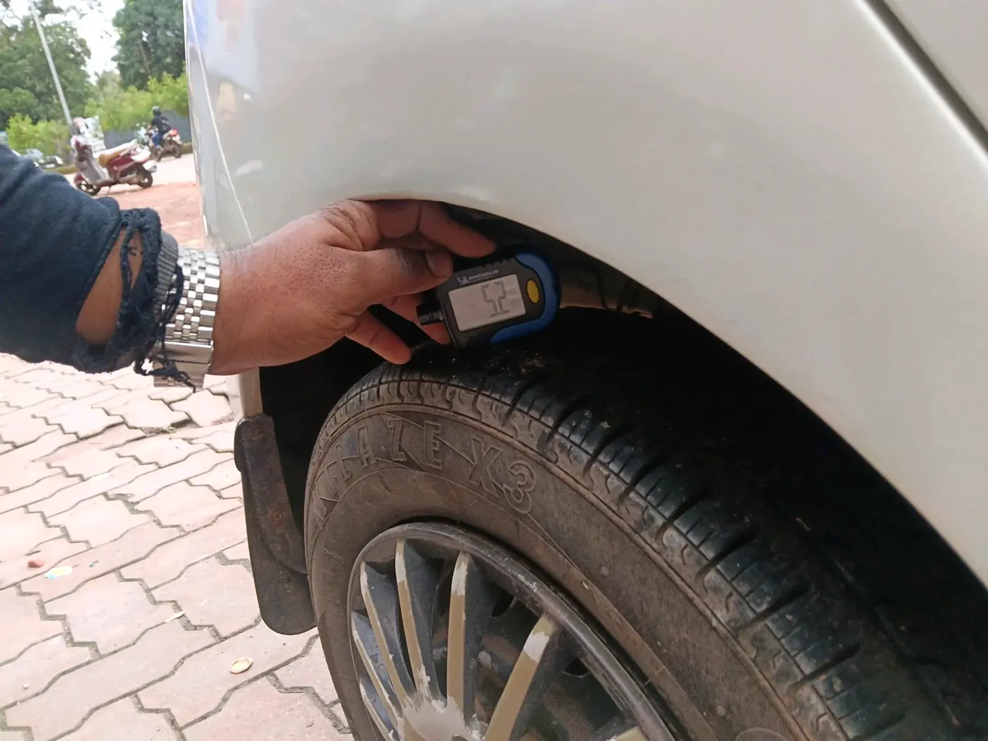 2013 Hyundai Eon ERA +, Petrol, Manual, 74,369 km, tyre