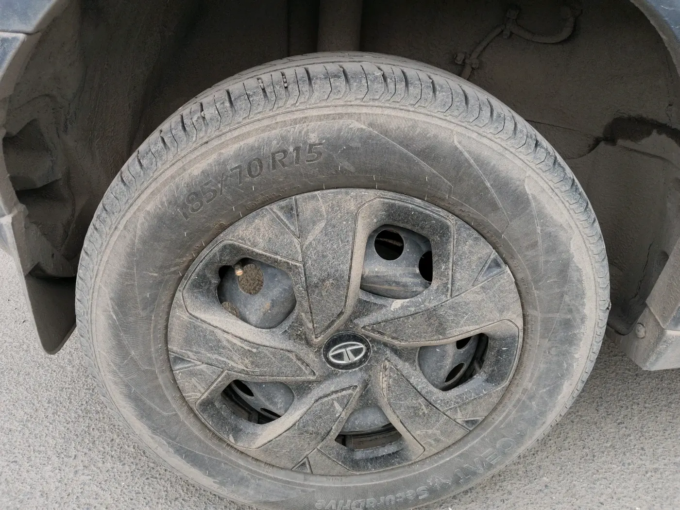 2023 Tata PUNCH ADVENTURE RHYTHM CAMO EDITION AMT, Petrol, Automatic, 14,140 km, tyre