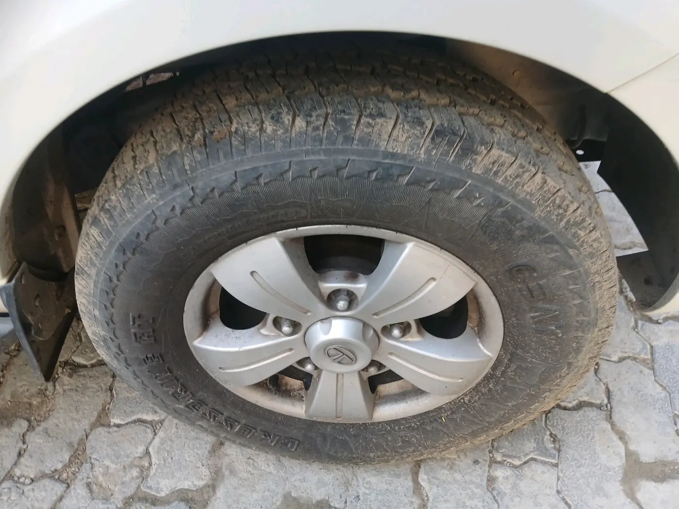 2018 Tata Safari Storme 2.2 LX 4X2, Diesel, Manual, 1,03,522 km, tyre