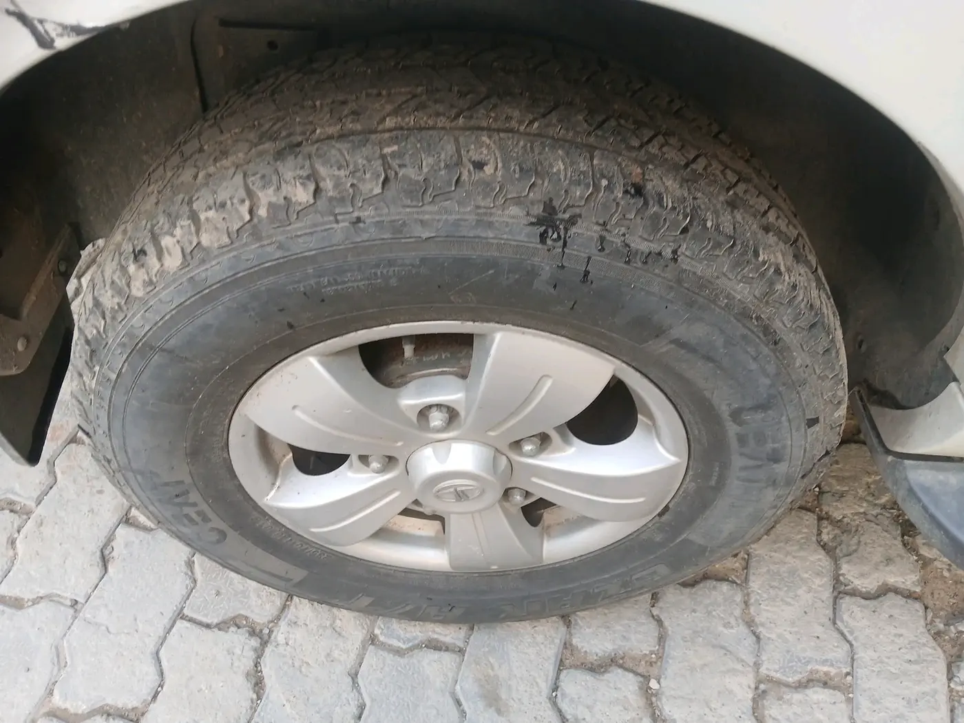 2018 Tata Safari Storme 2.2 LX 4X2, Diesel, Manual, 1,03,522 km, tyre
