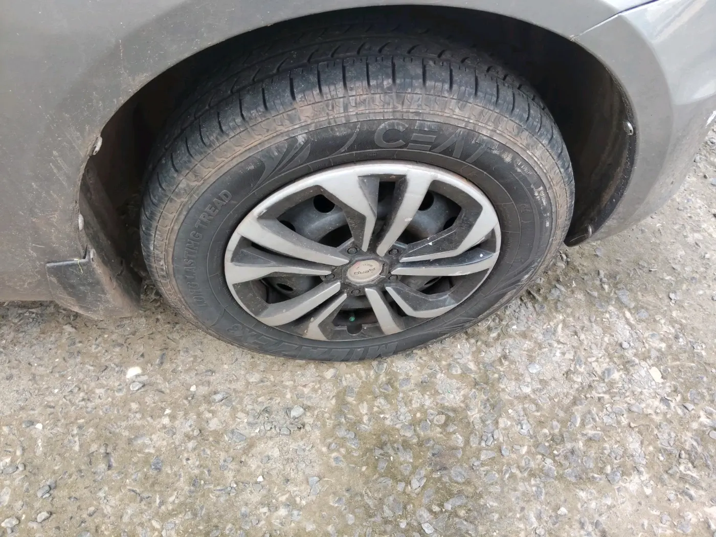2015 Maruti Swift VXI, Petrol, Manual, 81,510 km, tyre