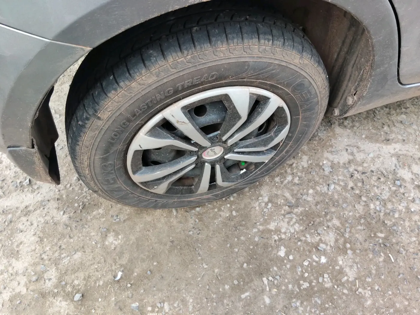 2015 Maruti Swift VXI, Petrol, Manual, 81,510 km, tyre