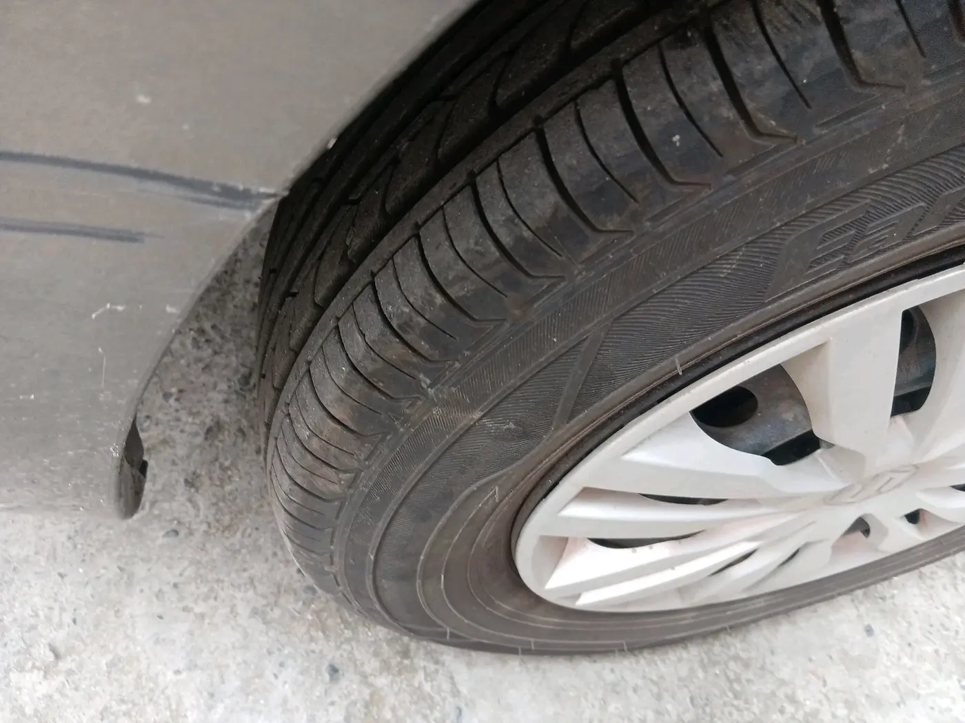 2021 Maruti Dzire VXI AMT, Petrol, Automatic, 88,731 km, tyre