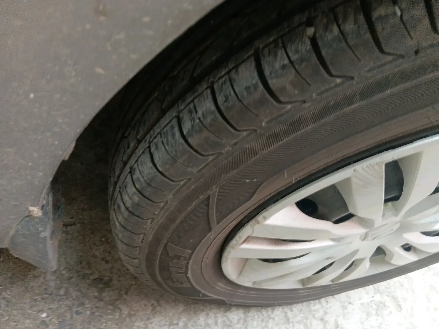 2021 Maruti Dzire VXI AMT, Petrol, Automatic, 88,731 km, tyre