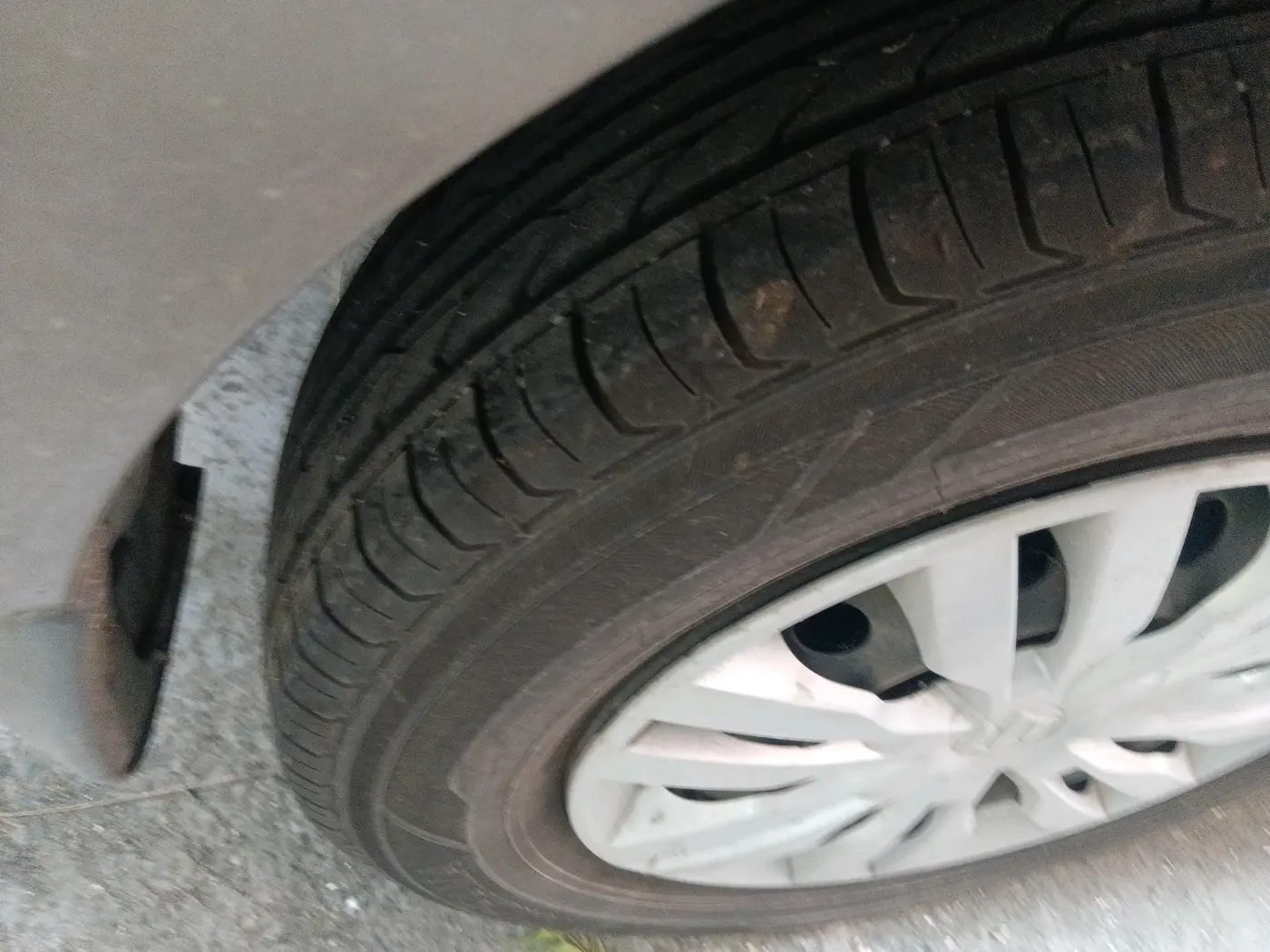 2021 Maruti Dzire VXI AMT, Petrol, Automatic, 88,731 km, tyre
