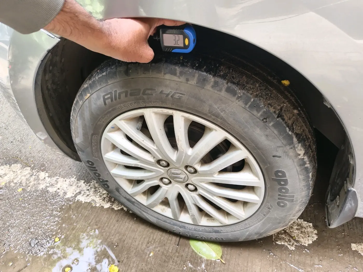 2022 Maruti Dzire ZXI CNG, CNG, Manual, 50,141 km, tyre