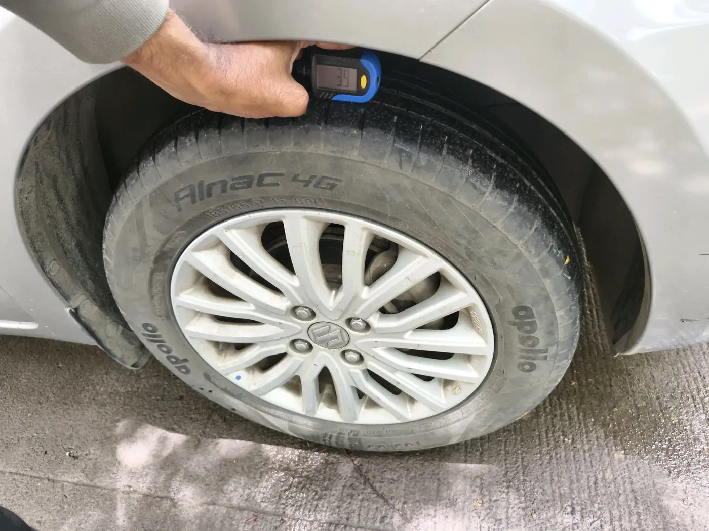 2022 Maruti Dzire ZXI CNG, CNG, Manual, 50,141 km, tyre