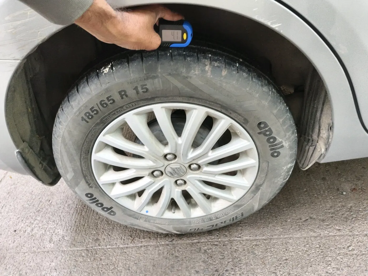 2022 Maruti Dzire ZXI CNG, CNG, Manual, 50,141 km, tyre