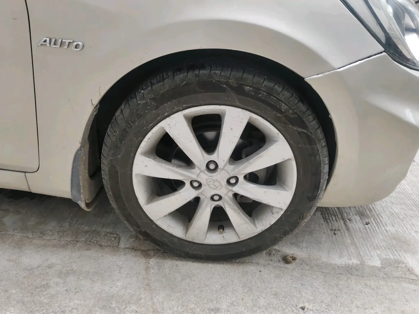 2011 Hyundai Verna FLUIDIC 1.6 VTVT SX AT, Petrol, Automatic, 91,323 km, tyre
