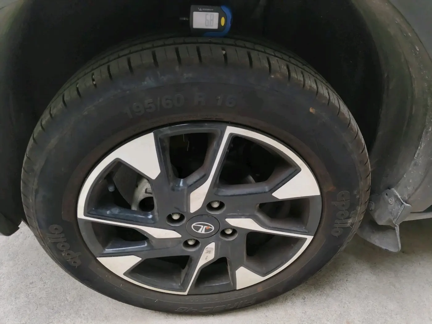 2024 Tata PUNCH Creative Plus (S) AMT, Petrol, Automatic, 5,742 km, tyre